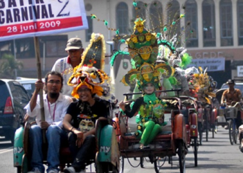 Peserta Solo Batik Carnival 2 menyusuri jalan-jalan Kota Solo dengan becak, di depan Pasar Gede, Solo, Jateng, Jumat (26/6). ANTARA/Andika Betha Peserta Solo Batik Carnival 2 menyusuri jalan-jalan Kota Solo dengan becak, di depan Pasar Gede, Solo, Jateng, Jumat (26/6). ANTARA/Andika Betha
