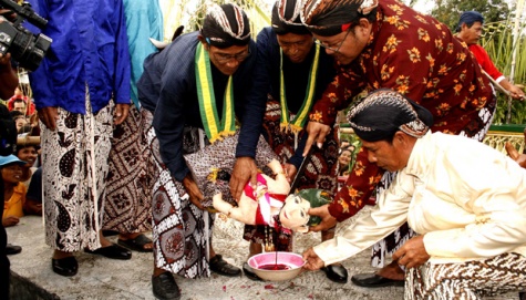 Uoacara Bekakak di Desa Gamping, Sleman, DIY, ditandai dengan penyembelihan sepasang boneka pengantin. TEMPO/Heru CN Uoacara Bekakak di Desa Gamping, Sleman, DIY, ditandai dengan penyembelihan sepasang boneka pengantin. TEMPO/Heru CN