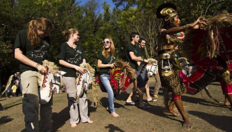 Para siswa Bernardinus College dan Grotius College mencoba belajar menari kuda lumping dan jathilan di Taman Satwa Yogyakarta, desa Sendangsari, kecamatan Pengasih, kabupaten Kulonprogo, Yogyakarta, Senin (02/07/2012). Sebanyak 31 pelajar setingkat SMU dari Belanda mengikuti program Global Exploration dan mempelajari kebudayaan tradisional Indonesia, menjadi relawan konservasi satwa dan melakukan bakti sosial renovasi sekolah rusak di dusun Blubuk, desa Sendangsari, kecamatan Pengasih, Kulonprogo. TEMPO/Suryo Wibowo