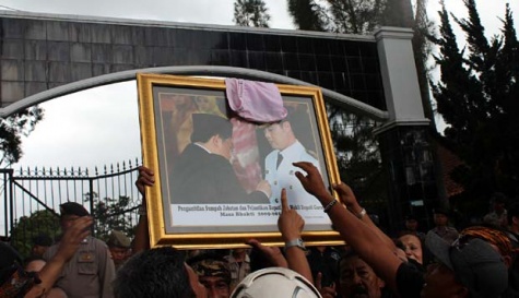 Skandal Bupati Aceng Tak Kejutkan Kawan Dekatnya Skandal Bupati Aceng Tak Kejutkan Kawan Dekatnya