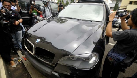Wartawan mengambil gambar mobil BMW X5 yang dikemudikan Muhammad 