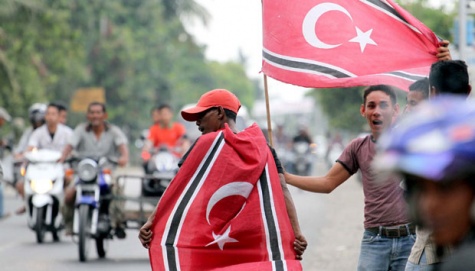 Bendera Bulan Bintang Diarak Keliling Banda Aceh Bendera Bulan Bintang Diarak Keliling Banda Aceh