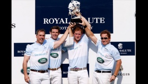 Menang Main Polo, Pangeran Harry Dicium Model Cantik