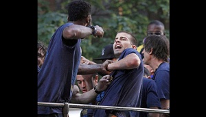 Alex Song dan Gerard Pique Berkelahi saat Parade Trofi