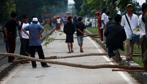 Kesal akan Digusur, Warga Tutup Jalan dan Bakar Ban