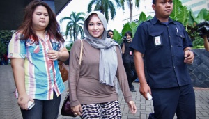 Sefti Sanustika Jenguk Suaminya Sebelum Sidang