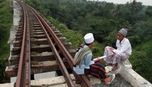 Perlintasan Kereta Setinggi 100 Meter Jadi Tempat Nongkrong