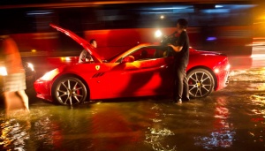 Mobil Ferrari Mogok di Tengah Genangan Banjir
