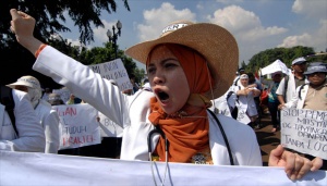 Puluhan Dokter Berunjuk Rasa di Istana Negara