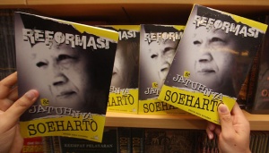 Buku Tumbangnya Soeharto Diburu di Pasaran