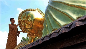 Jelang Perayaan Waisak, Samanera Cuci Patung Budha Tidur