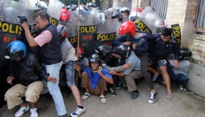 Warga dan Satpol PP Bentrok dalam Penggusuran Jatinegara