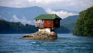 Rumah Mungil di Tengah Sungai