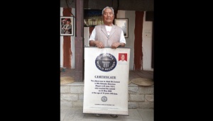 Dua Kakek Bersaing Menjadi Pendaki Everest Tertua