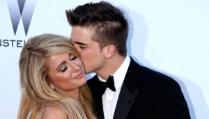 Paris Hilton dan Kekasihnya Tampil Mesra di Cannes