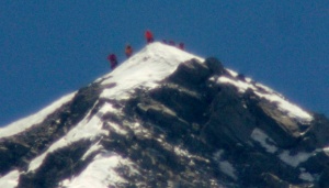 Kakek 80 Tahun Sukses Capai Puncak Everest