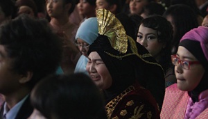 Hindari Corat-coret Seragam, Siswa SMA Berpakaian Adat