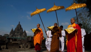 Umat Budha Rayakan Waisak