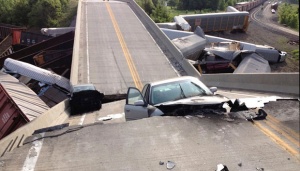 Tabrakan Kereta, Jalan Layang di Missouri Ambruk