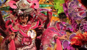 Kreasi Busana Musim Semi Khas Batik Keris