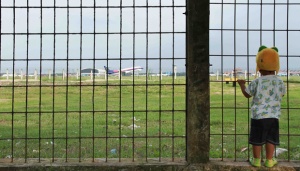 Landasan Pacu Pesawat Jadi Tempat Rekreasi Alternatif Warga