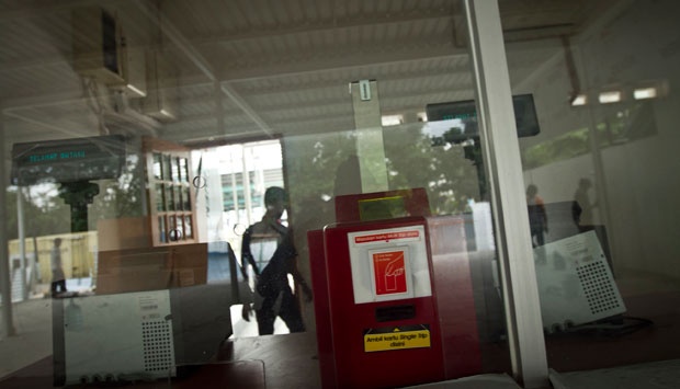 E-Ticketing KRL Diterapkan, Penumpang Bingung E-Ticketing KRL Diterapkan, Penumpang Bingung