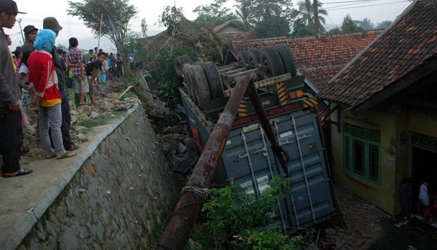 Truk Trailer Tabrak Dua Orang Hingga Tewas Truk Trailer Tabrak Dua Orang Hingga Tewas
