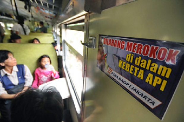 Train Smoking Cars Violate Regulations, Says YLKI