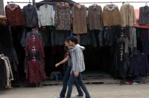 Udara Dingin Landa Bandung, Penjual Jaket Bekas Raup Untung