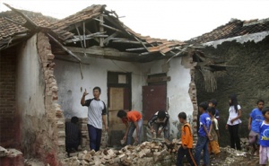 Gempa Tasikmalaya, Atap Keburu Ambruk ketika Selamatkan Anak