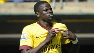 Tragis! Emmanuel Eboue, Mantan Pemain Arsenal, Kini Jatuh Miskin