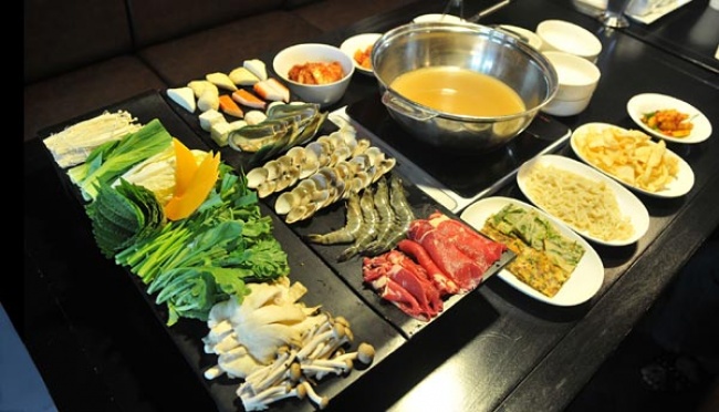 Mencoba Menu Pesta Raja Korea | tempo.co