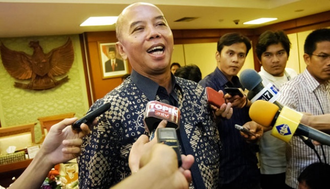 Ayollarning zoravonlik bilan oynashi tasvirlangan videoni korsating.