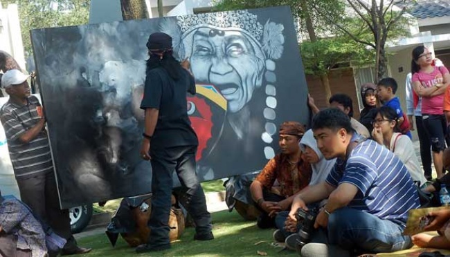 Pak Raden Mendalang di Gunungan International Mask and Puppets Festival ...