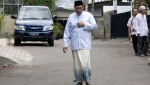 Muhammad Quraish Shihab saat berangkat sholat Jumat dari rumahnya daerah Jeruk Purut, Jakarta Selatan, Jumat 10 Agustus 2012.TEMPO/Wisnu Agung Prasetyo.