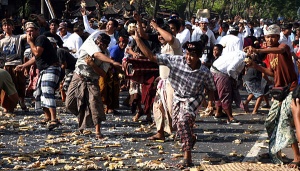 Serunya Perang Tipat di Desa Adat Kapal, Kabupaten Badung