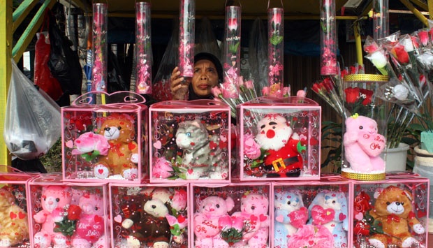 Seorang penjual bunga mawar dan sovenir Valentine di kawasan Rawa Belong, Jakarta, (12/02). Pasar Bunga Rawa Belong yang menjadi sentra bunga di Jakarta ini semakin sibuk memenuhi permintaan bunga menjelang hari Valentine. TEMPO/Yosep Arkian