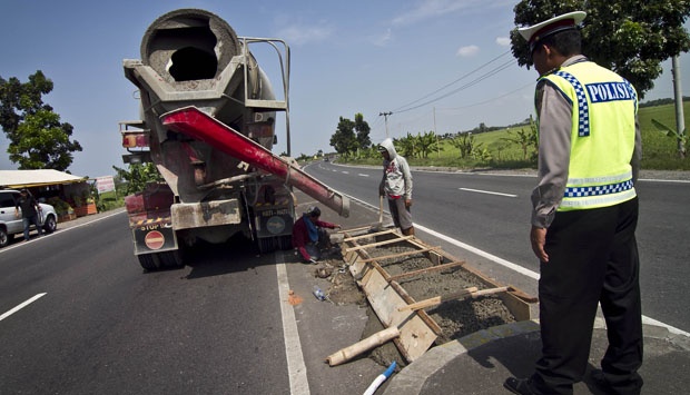Jalur Pantura Jabar Hanya Diaspal Satu Lapis - Bisnis Tempo.co