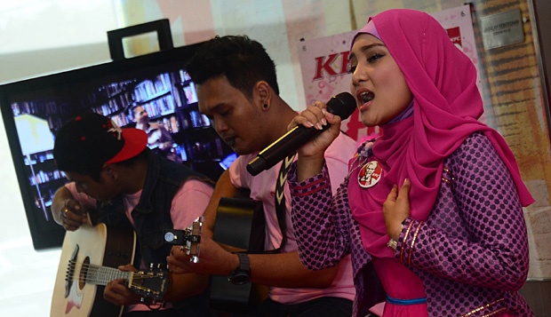 Penyanyi Fatin Shidqia Lubis tampil dalam acara peluncuran album perdananya 