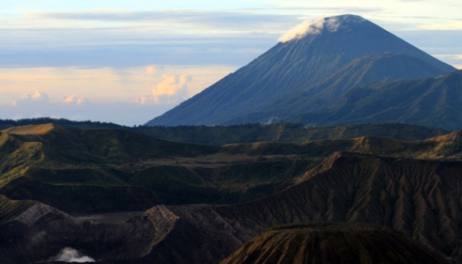 Musim Hujan Tidak Melunturkan Pesona Alam Gunung Bromo | tempo.co