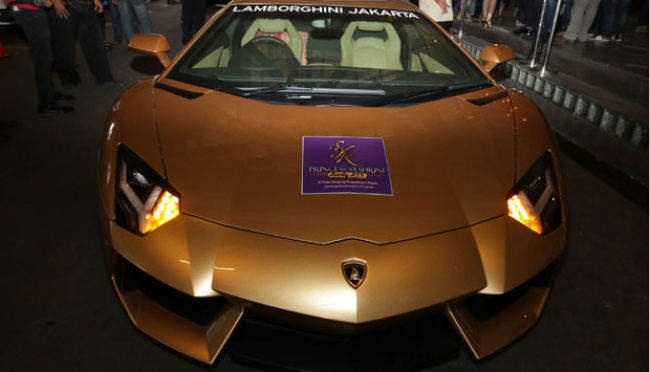 Melihat Syahrini Kendarai Mobil Lamborghini Aventador Miliknya | tempo.co