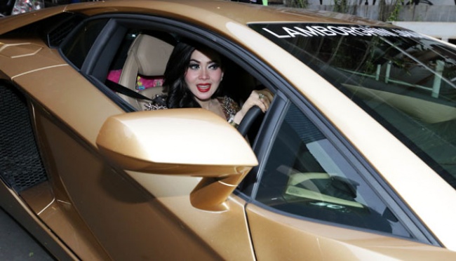 Melihat Syahrini Kendarai Mobil Lamborghini Aventador Miliknya | tempo.co