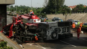Truk Tangki BBM Milik Pertamina Terbakar di Tol Jakarta-Cikampek