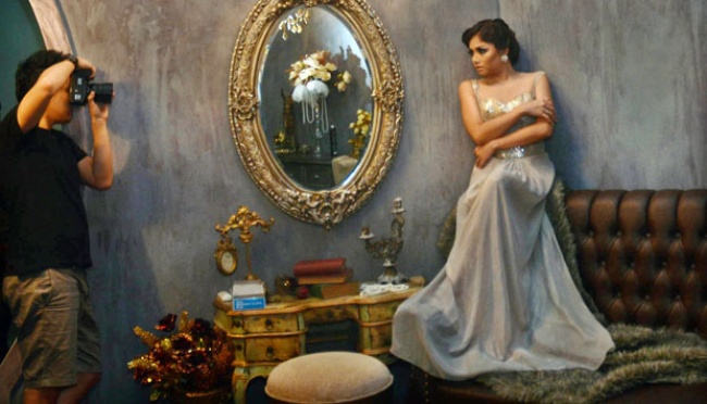 Melihat Pose Seksi Tika T2 Dalam Pemotretan Cover Album | tempo.co