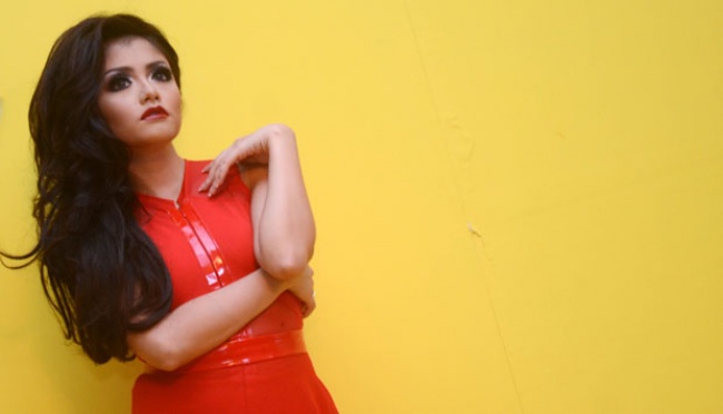 Melihat Pose Seksi Tika T2 Dalam Pemotretan Cover Album | tempo.co