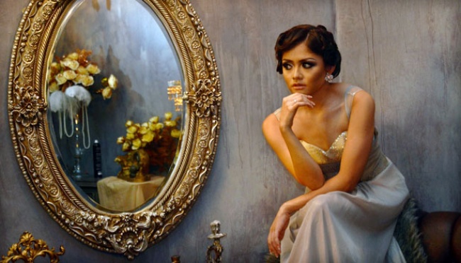 Melihat Pose Seksi Tika T2 Dalam Pemotretan Cover Album | tempo.co