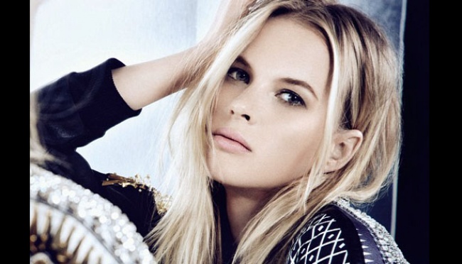 Melihat Sesi Foto Model Cantik Anne V | tempo.co