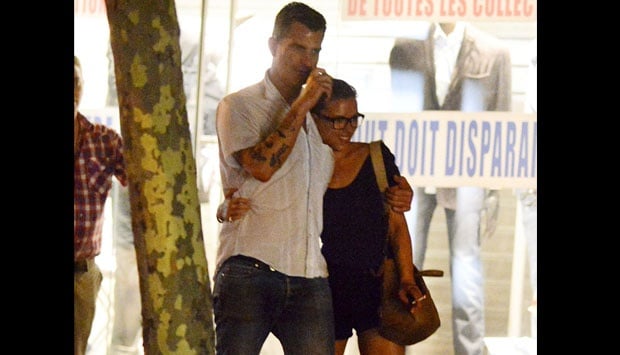 Aktris cantik dan seksi Scarlett Johansson pernah tertangkap kamera sedang bermesraan dengan seorang pria Nate Naylor. Diketahui bahwa Scarlett Johansson telah menjalin dengan Nate Naylor pada tahun 2011. hawtcelebs.com