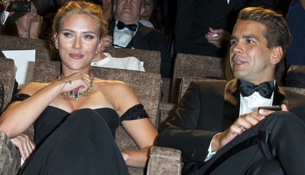 Aktris seksi Scarlett Johansson terlihat bersama kekasihnya Romain Dauriac saat menghadiri Venice International Film Festival di Venice, Italia, (3/9/2013). Pasangan sleebritis ini telah menjalin hubungan semenjak tahun 2012 hingga saat ini. parismatch.com