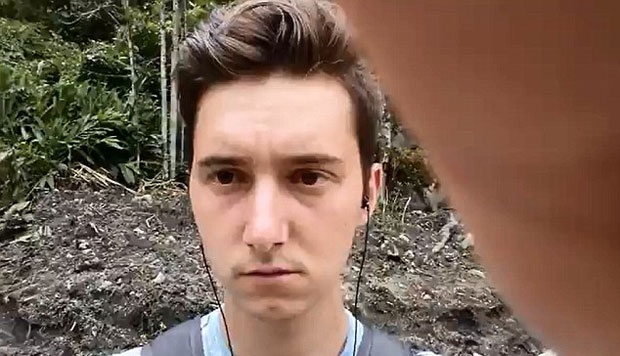 Mau Selfie Dekat Kereta, Pria Ini Disepak Masinis - Foto 